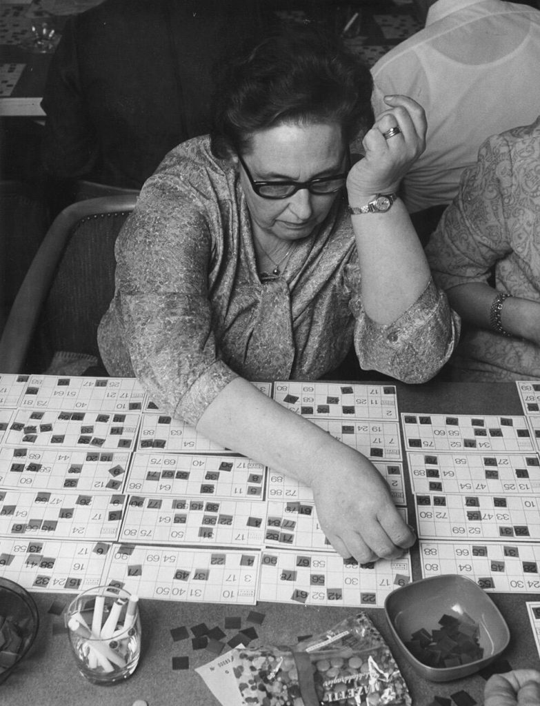 Fru Karlsson från Halmstad visar sig vara ett riktigt bingoproffs – spelar samtidigt på 15 brickor. Då gäller det att hålla tungan rätt i mun.