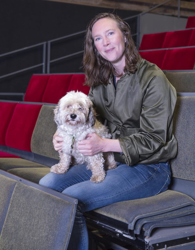 Jonna tillhör inte de världsfrånvända tänkarna, hon vill nå ut med det filosofiska samtalet till alla.