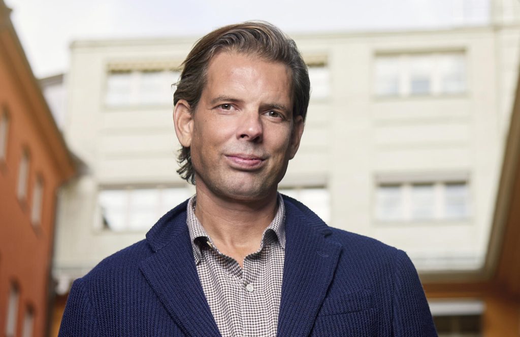 Boksläpp, filmpremiär och teaterdebut. Alex Schulmans höst är ovanligt späckad. Utöver detta driver han även en podd och skriver regelbundet krönikor.