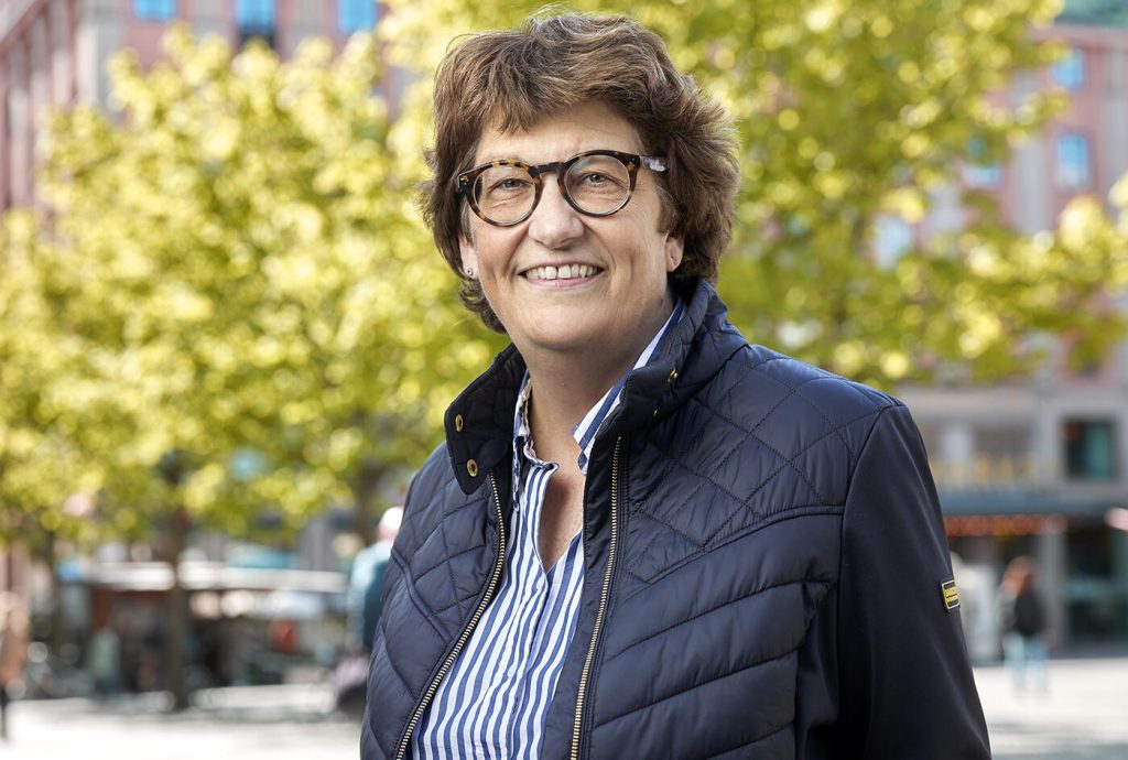 Helle rekryterades till Örebro-Kuriren som 22-åring och blev tre år senare Sveriges yngsta chefredaktör.