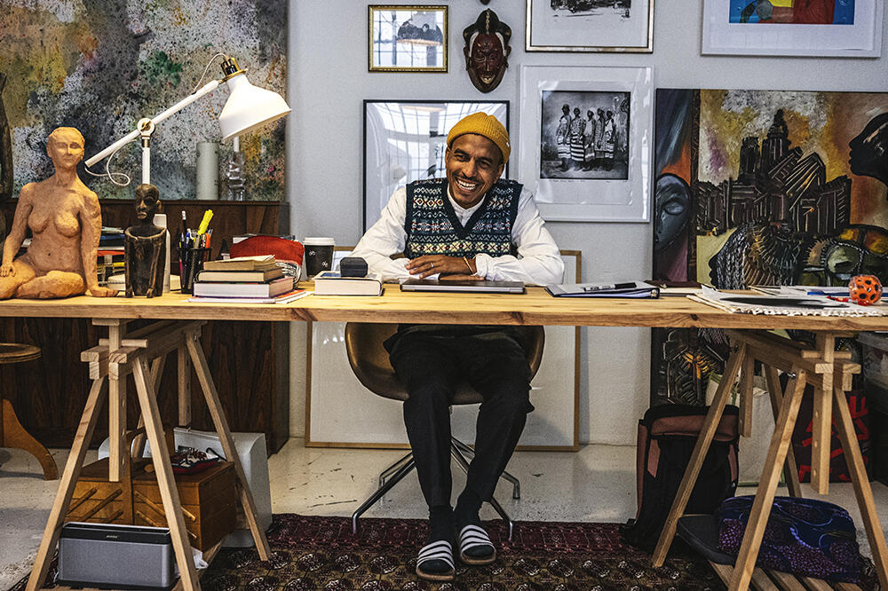 Jason Diakité – rappare, författare och framgångsrik tävlande i ”På spåret” – i studion på Söder i Stockholm.