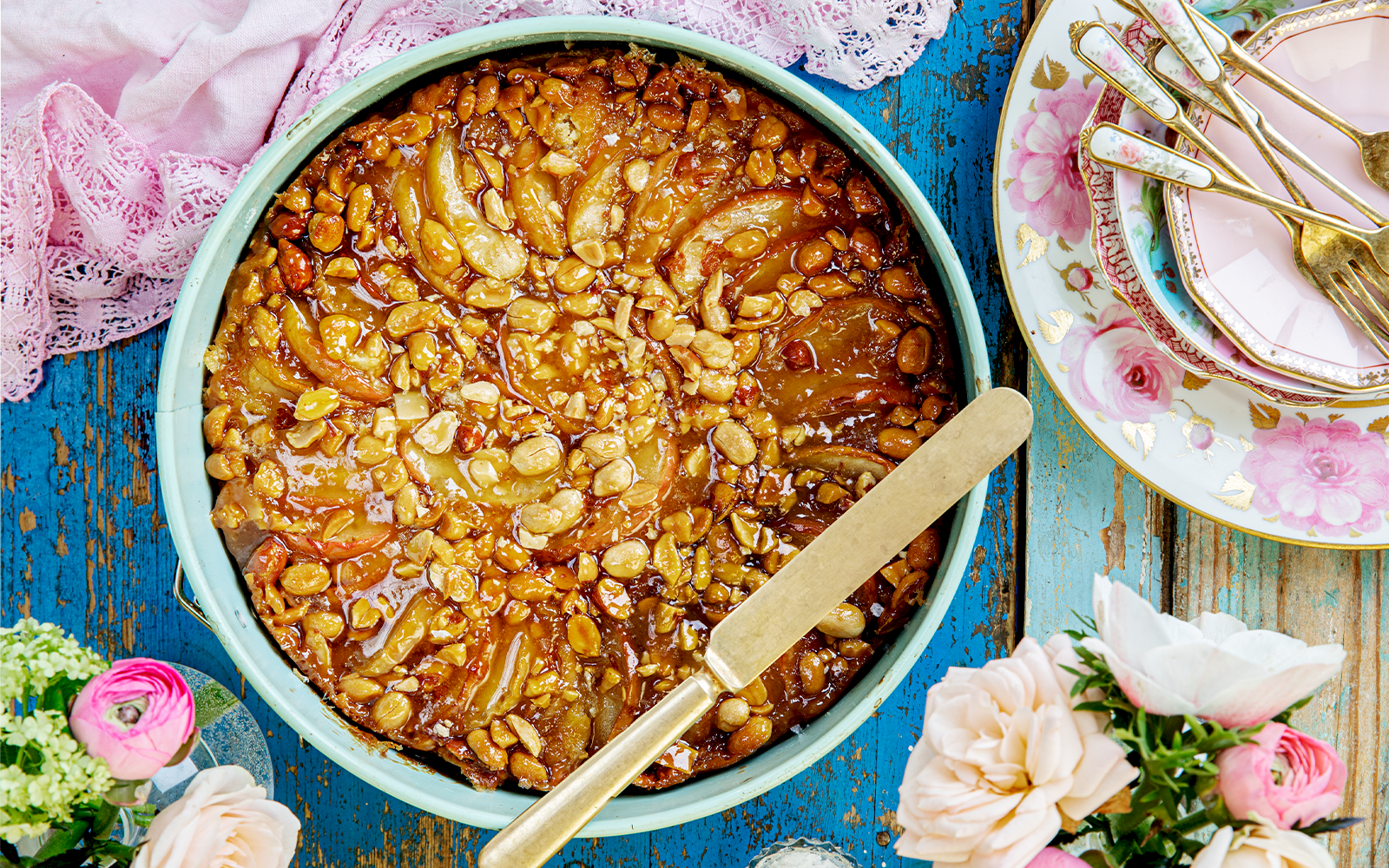 Äppeltoscakaka med salta nötter