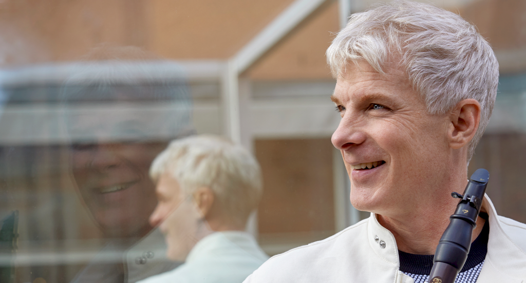 Klarinettisten Martin Fröst i porträtt med sin klarinett.