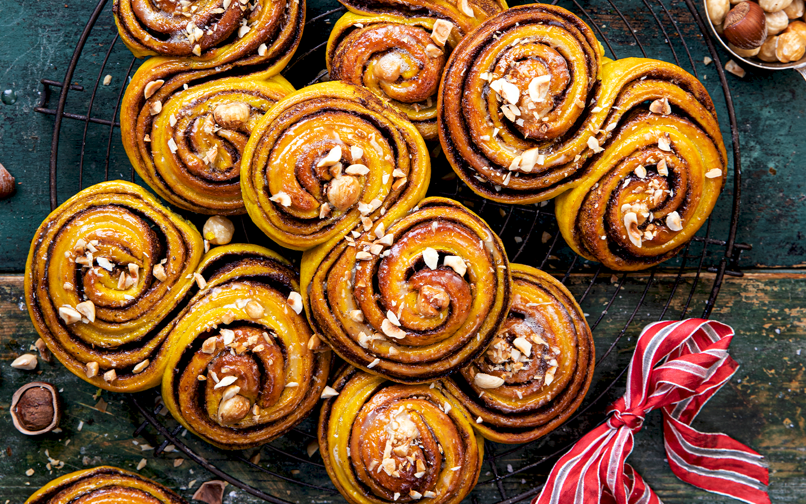 Lussebullar med nötkräm