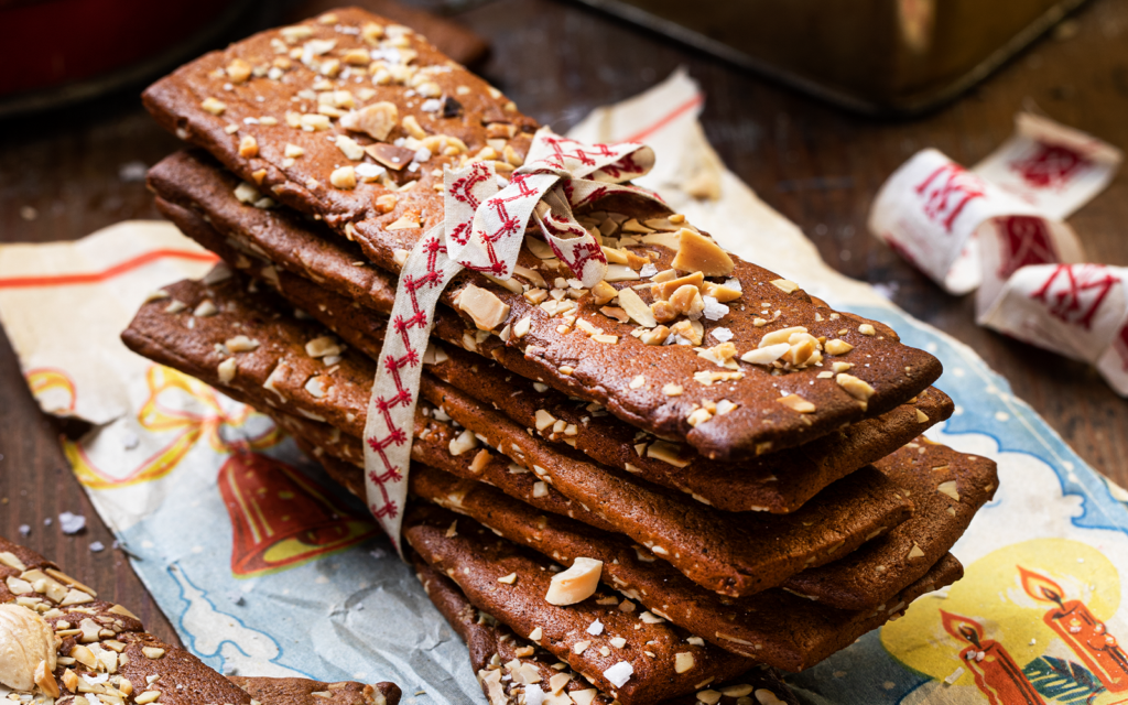 Pepparkakor i avlång rektangulär form med mandlar.