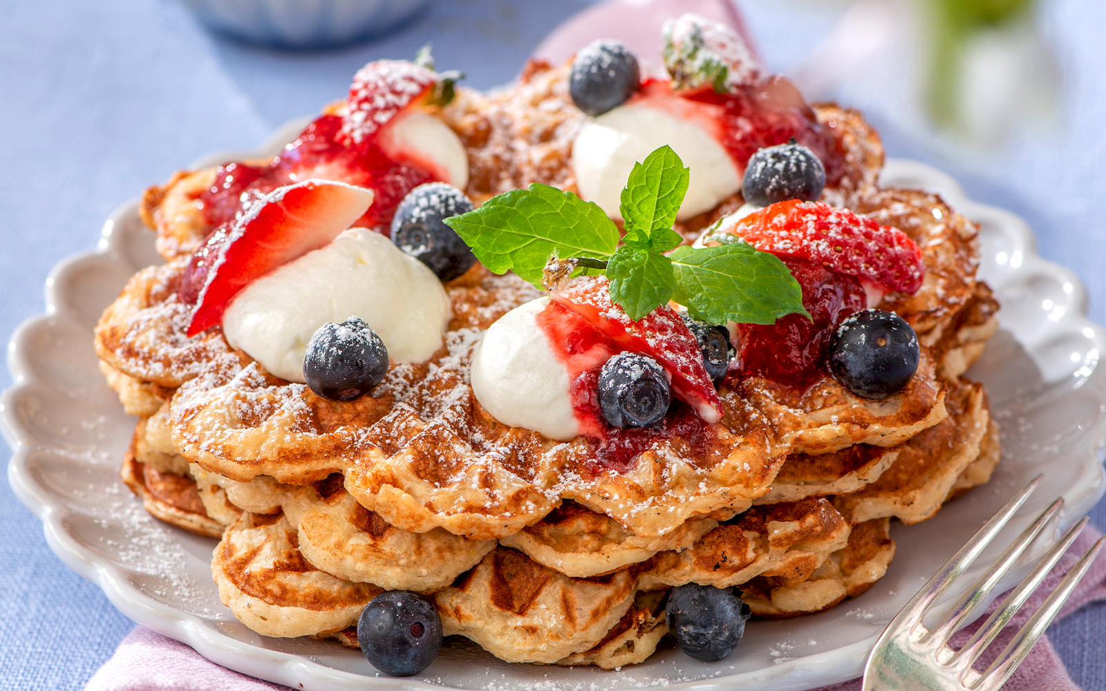 Bananvåfflor med blåbär och jordgubbssylt