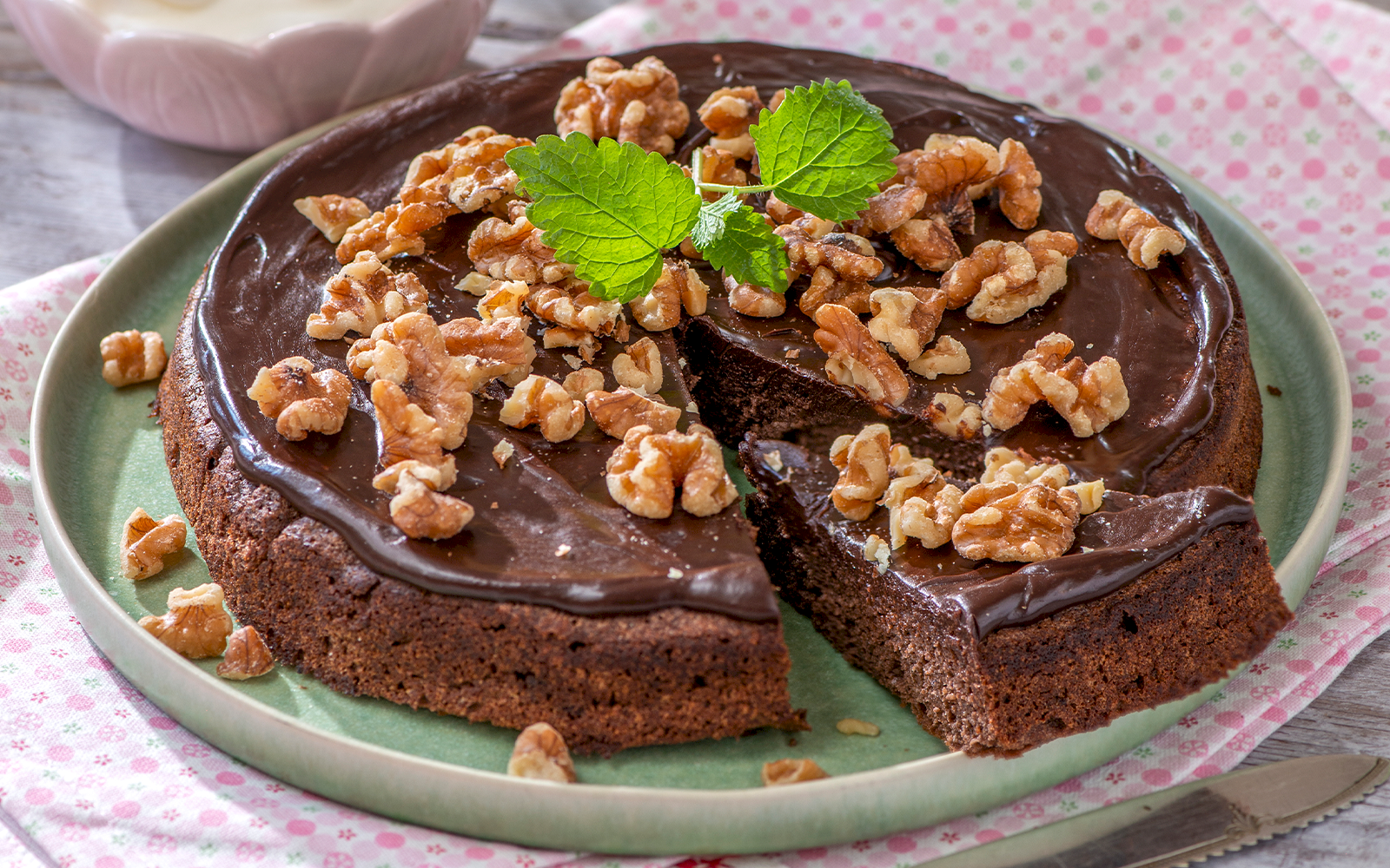 Glutenfri chokladkaka med tryffelglasyr – lättsötad