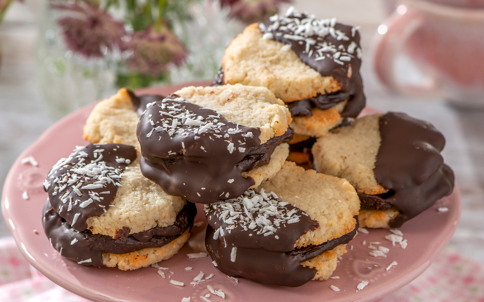 Glutenfria mandelkakor med chokladkräm i mitten