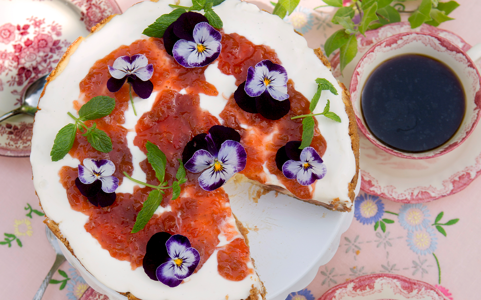 Cheesecake med rabarber- och jordgubbssylt