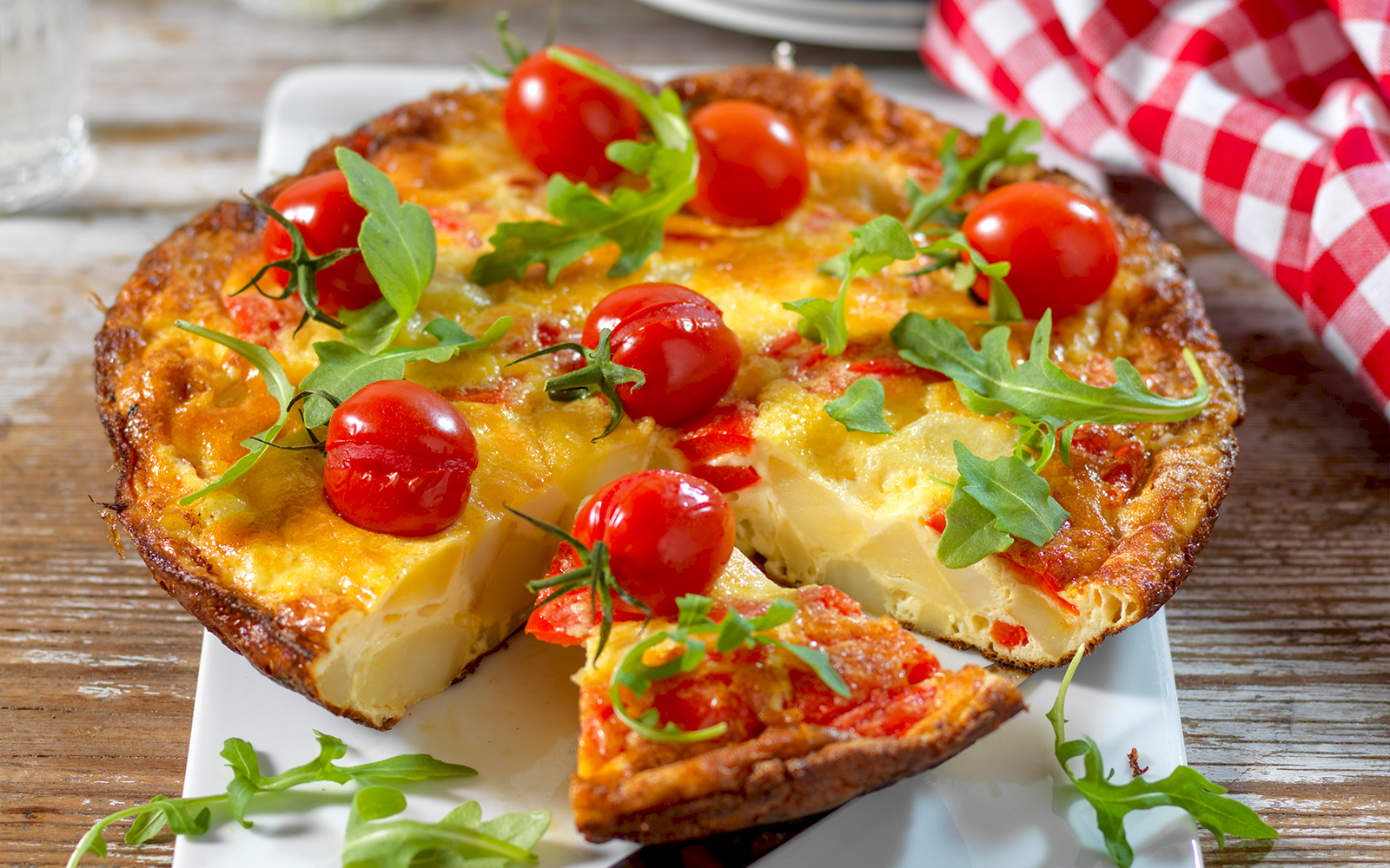 Potatistortilla med paprika och tomat