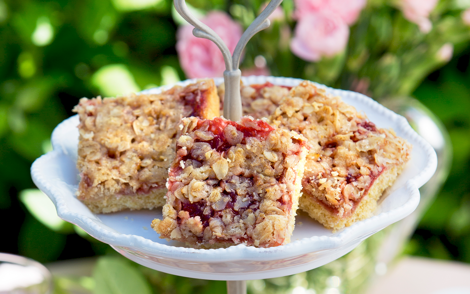 Rabarberrutor med krispig yta av havresmulor i långpanna