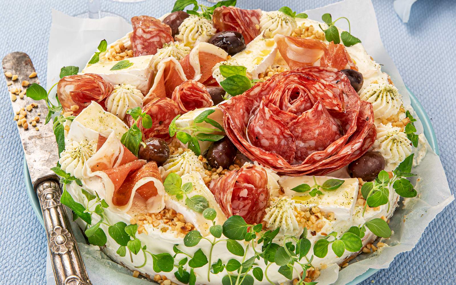 Smörgåstårta med parmaskinka, salami och brie