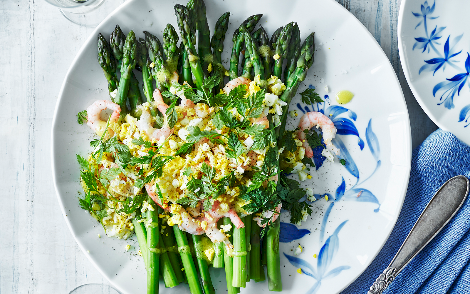 Sparris med räkor och äggvinägrett