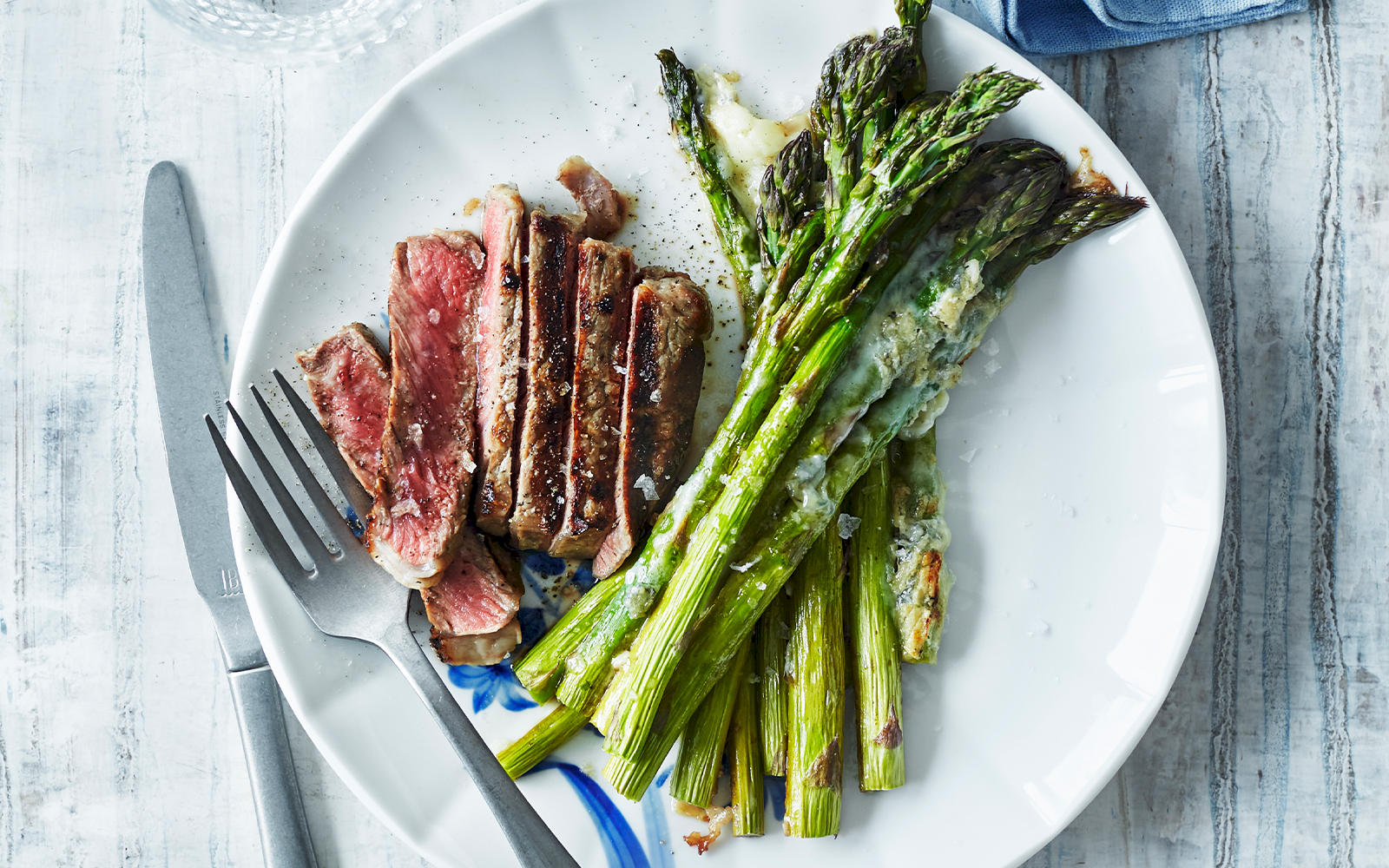Sparris med ryggbiff och gorgonzola