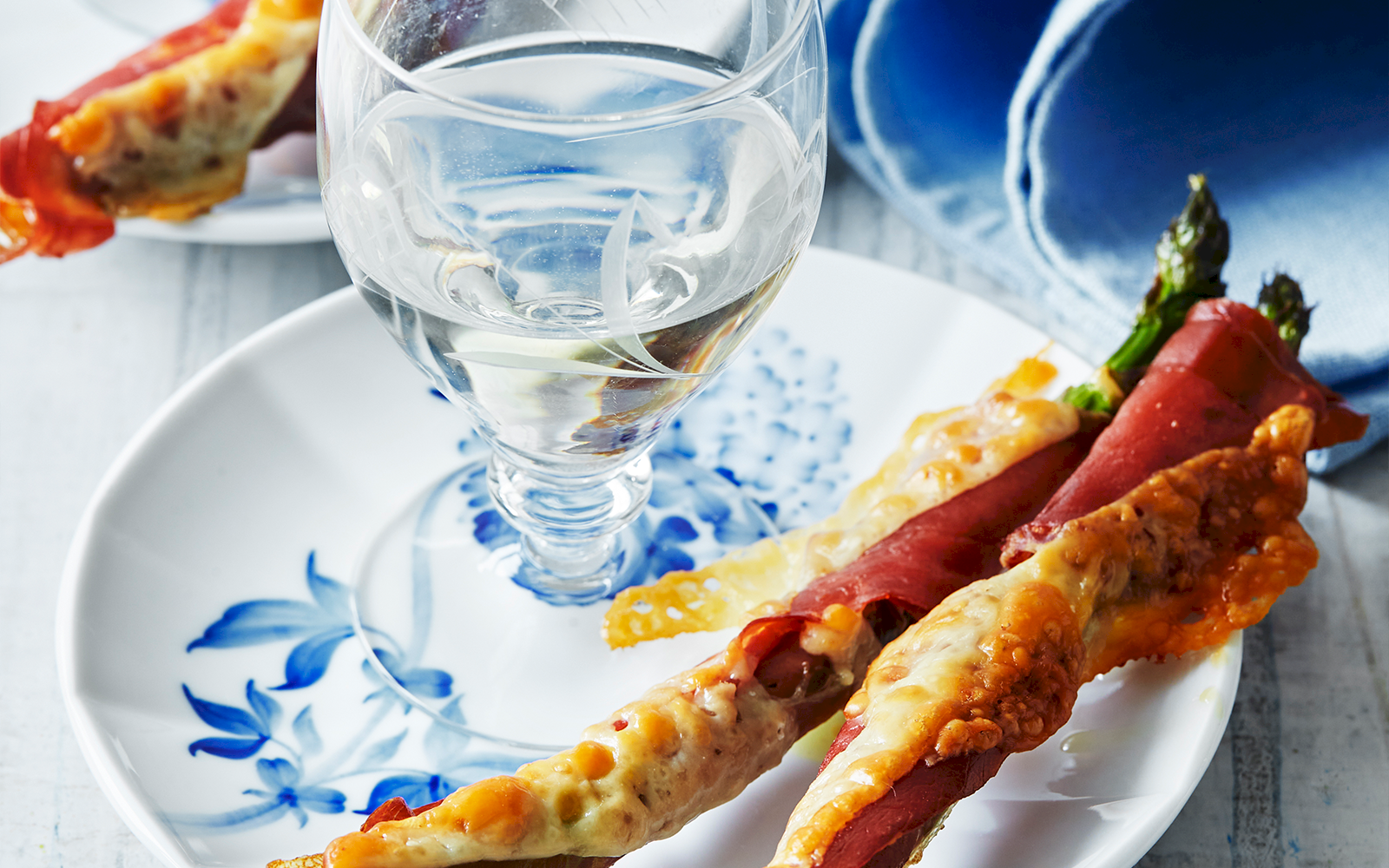 Sparris inlindad i serranoskinka med parmesanost