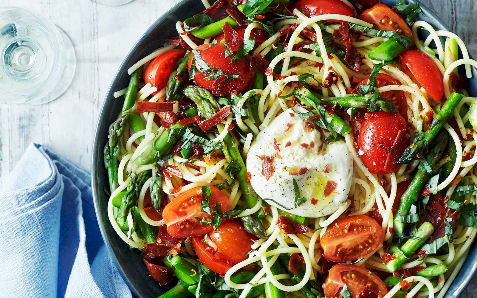 Lättlagad sparrisspaghetti med lufttorkad skinka