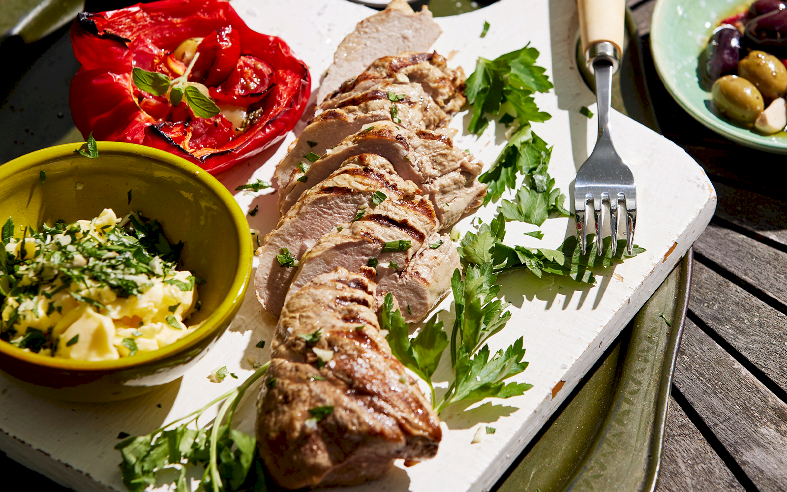 Grillad fläskfilé med fyllda paprikor