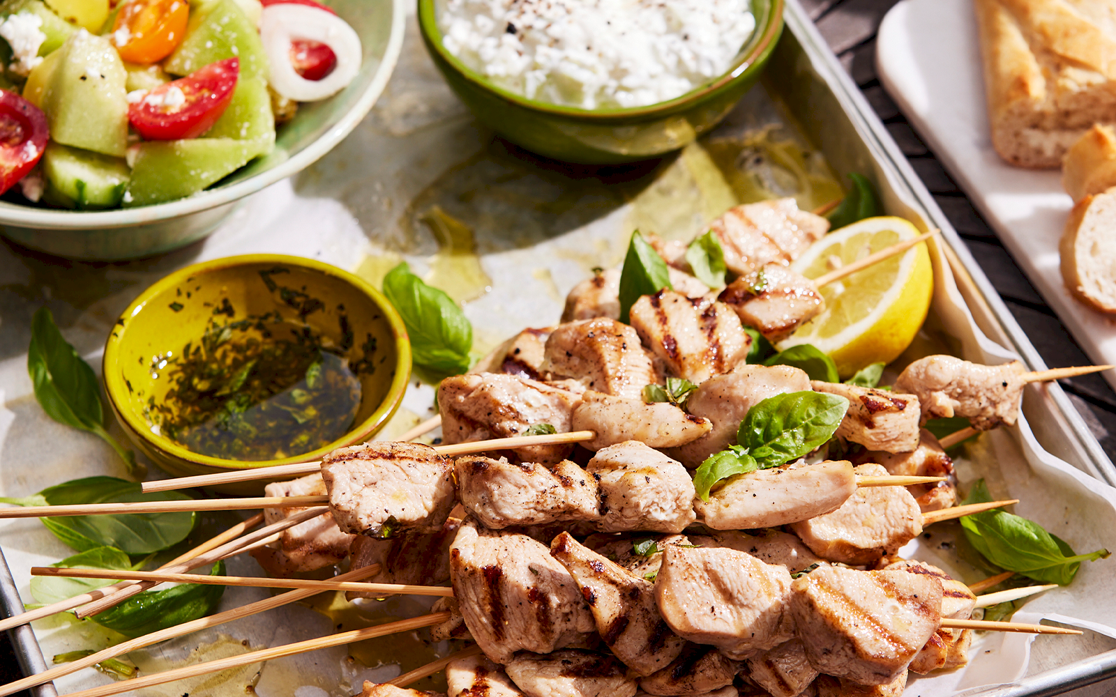 Grillade kycklingspett med yoghurtsås och fetaostsallad