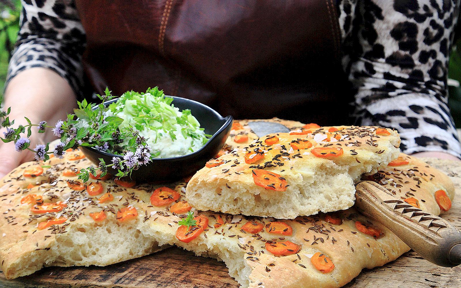 Morotsfocaccia med lökdipp