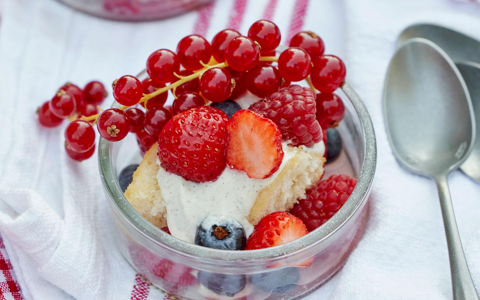 Sockerkaka med flädermarinerad fruktsallad