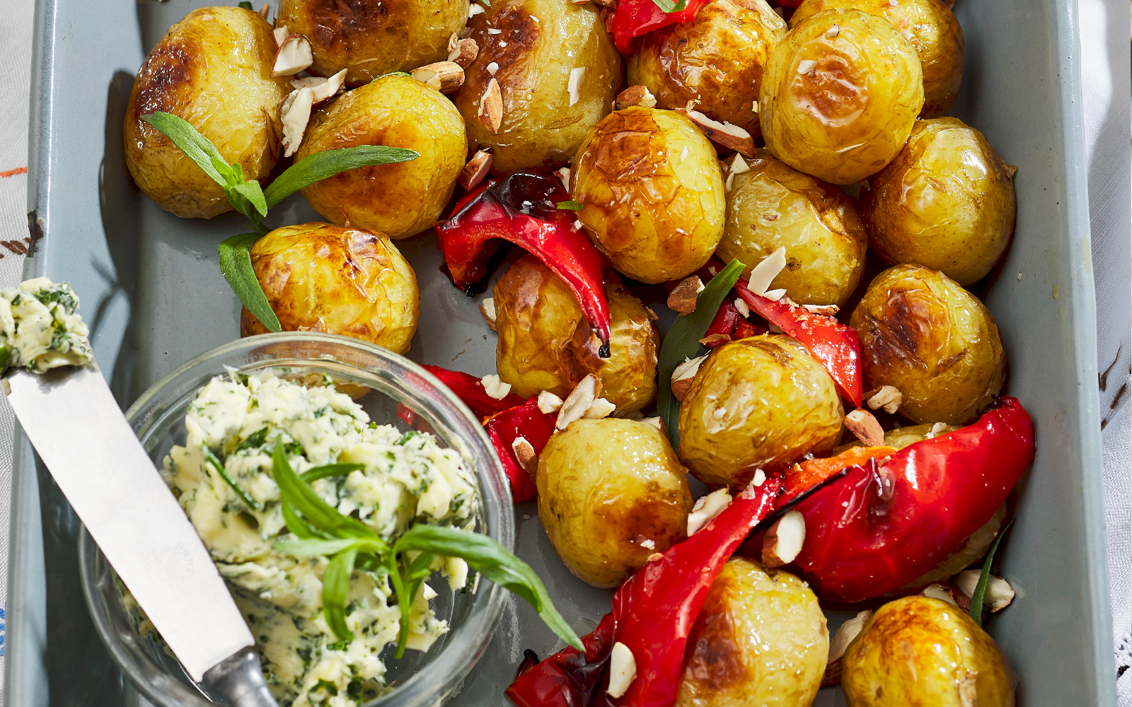 Ugnsrostad potatis med paprika och örtsmör