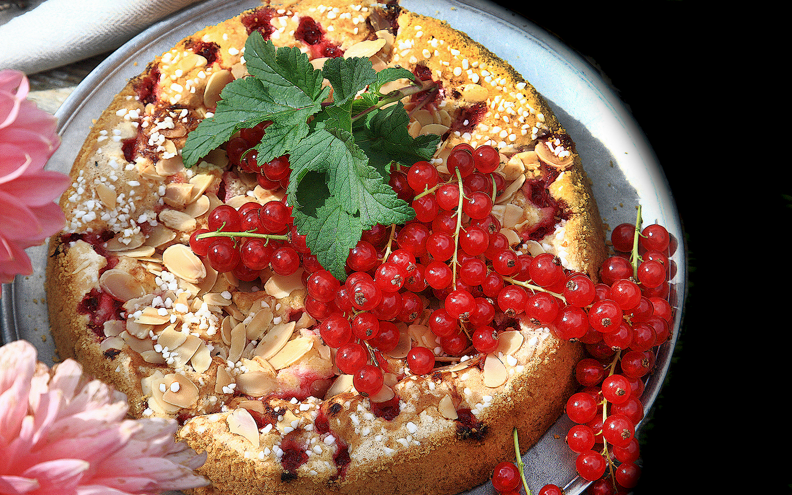 Vinbärskaka med mandelmassa