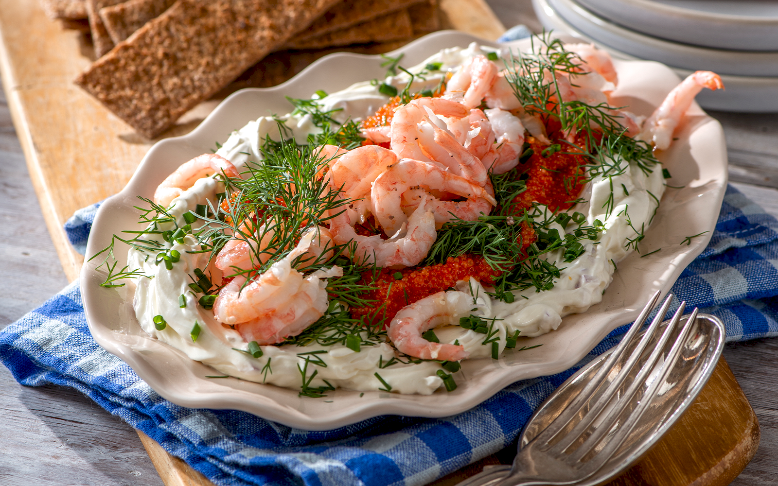 Läsarrecept: Färskostkräm, räkor och stenbitsrom med rågknäcke