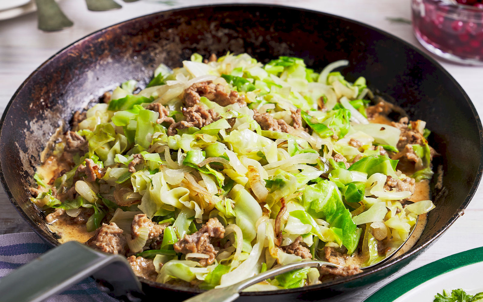 Kålpudding i stekpanna med fläskfärs, lingon och snabbinlagd gurka