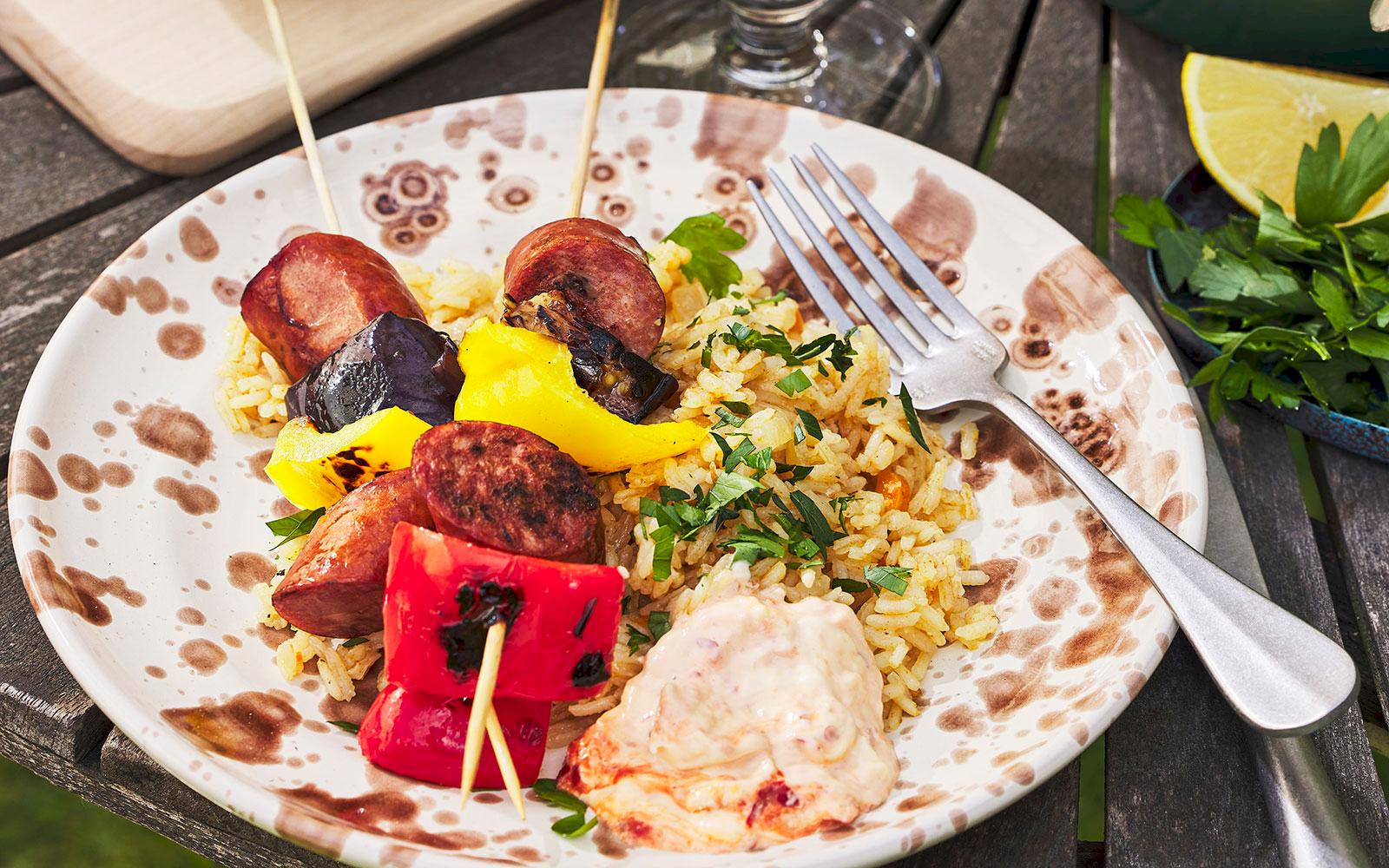 Korvspett med ris och chiliaioli