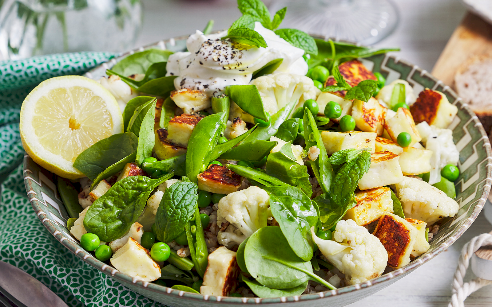 Matvetesallad med blomkål och ärtor