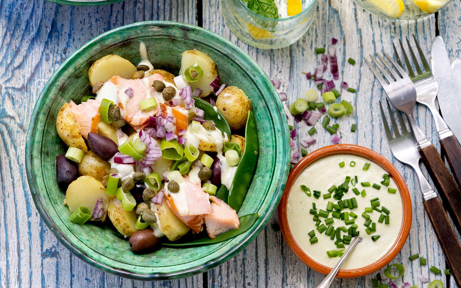 Färskpotatissallad med varmrökt lax