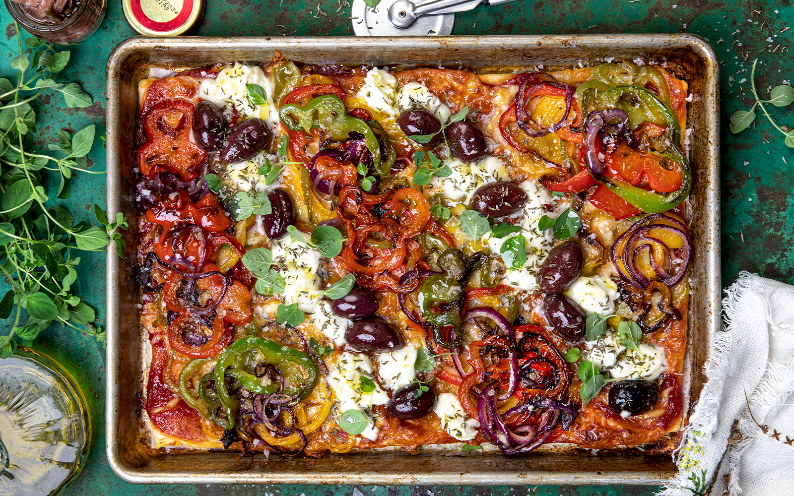 Paprikapizza med mozzarella och oliver