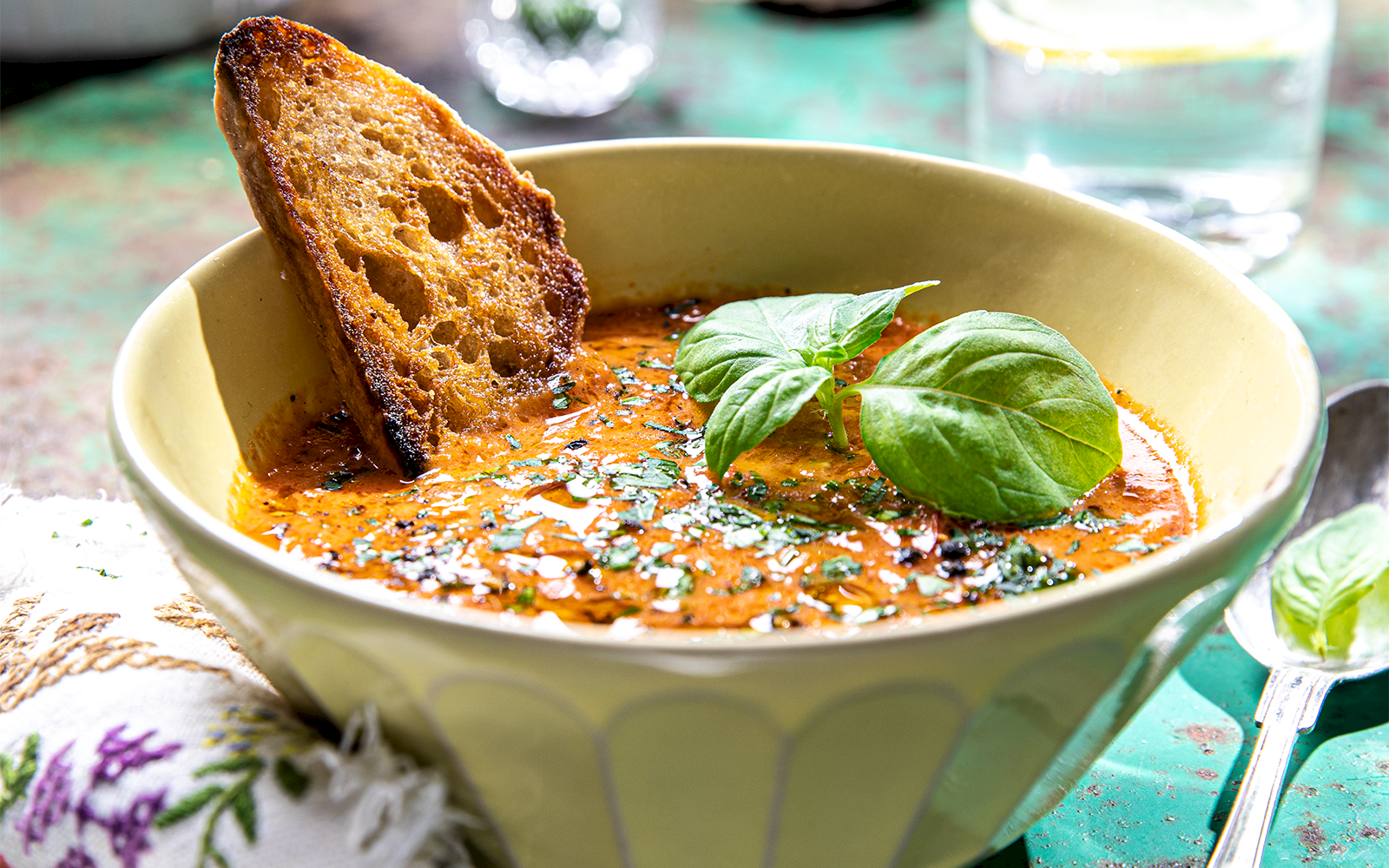 Rostad paprikasoppa med brödkrutonger