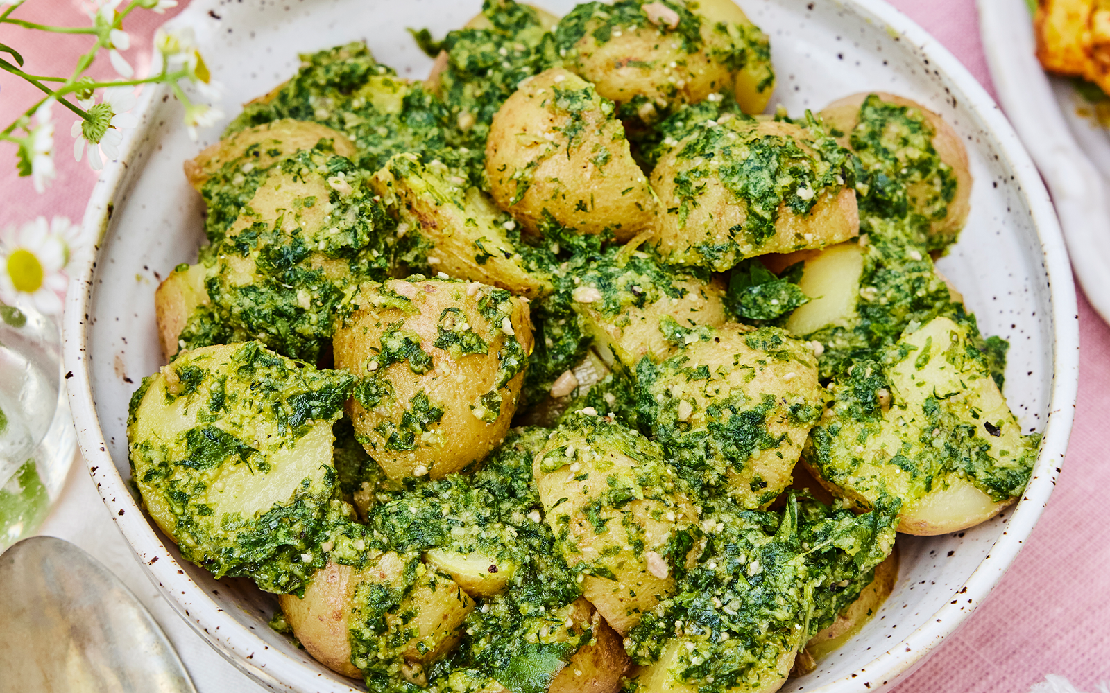 Färskpotatissallad med dillpesto