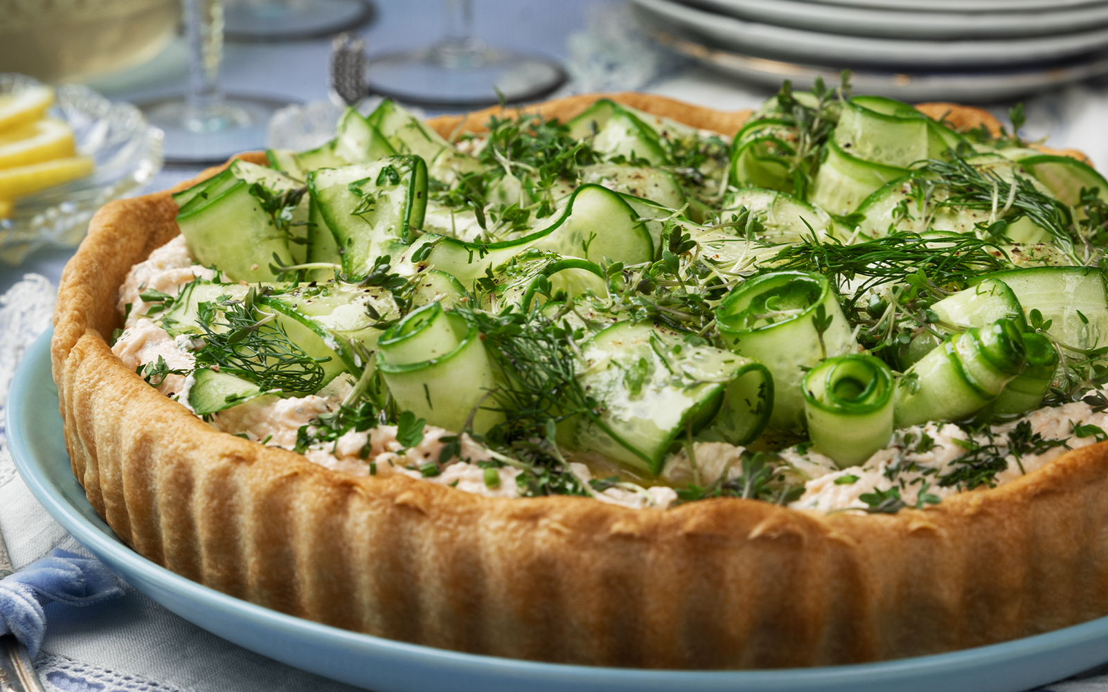 Laxpaj med gurka och örter