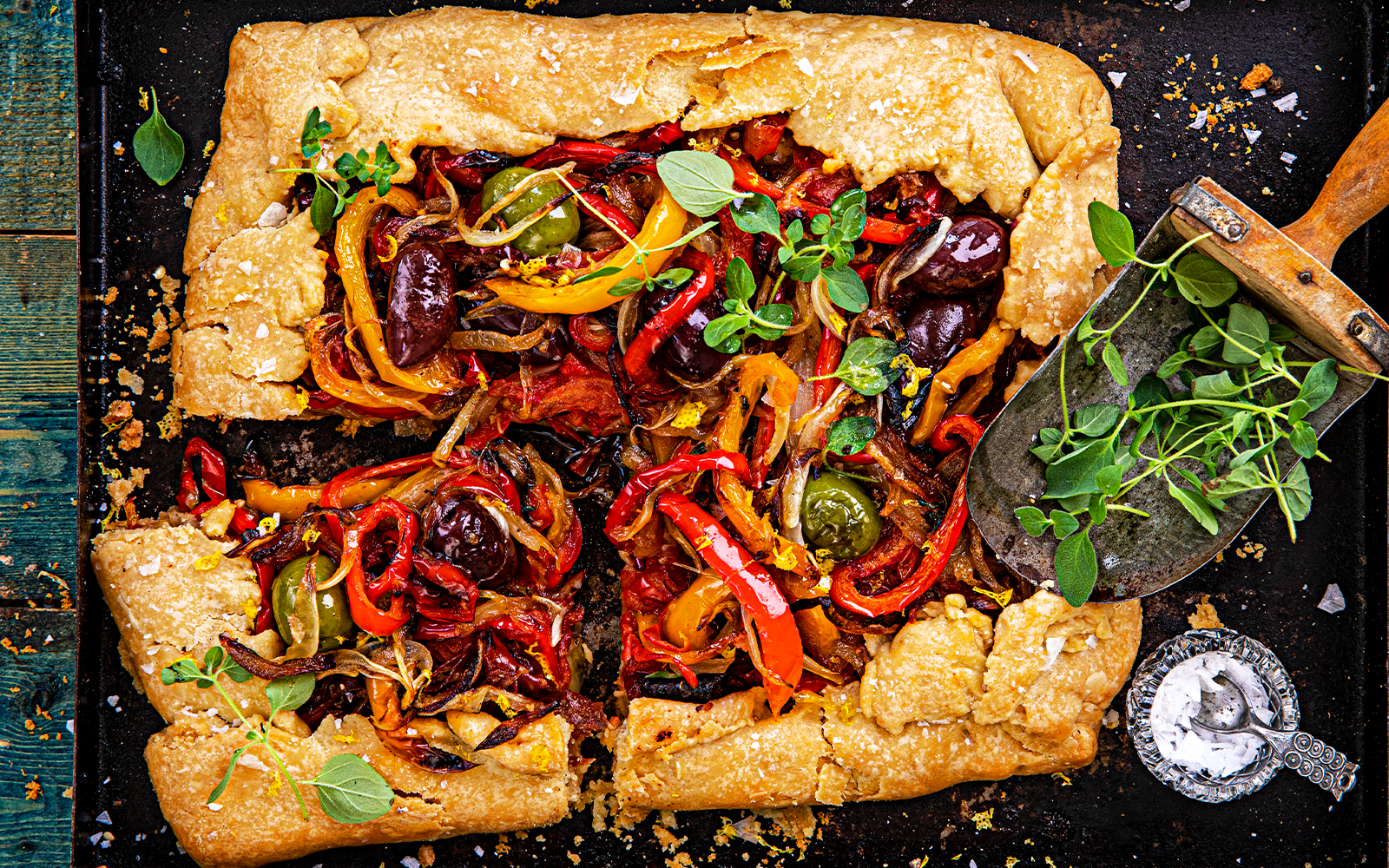 Medelhavspaj med grönsaker och delikatesser