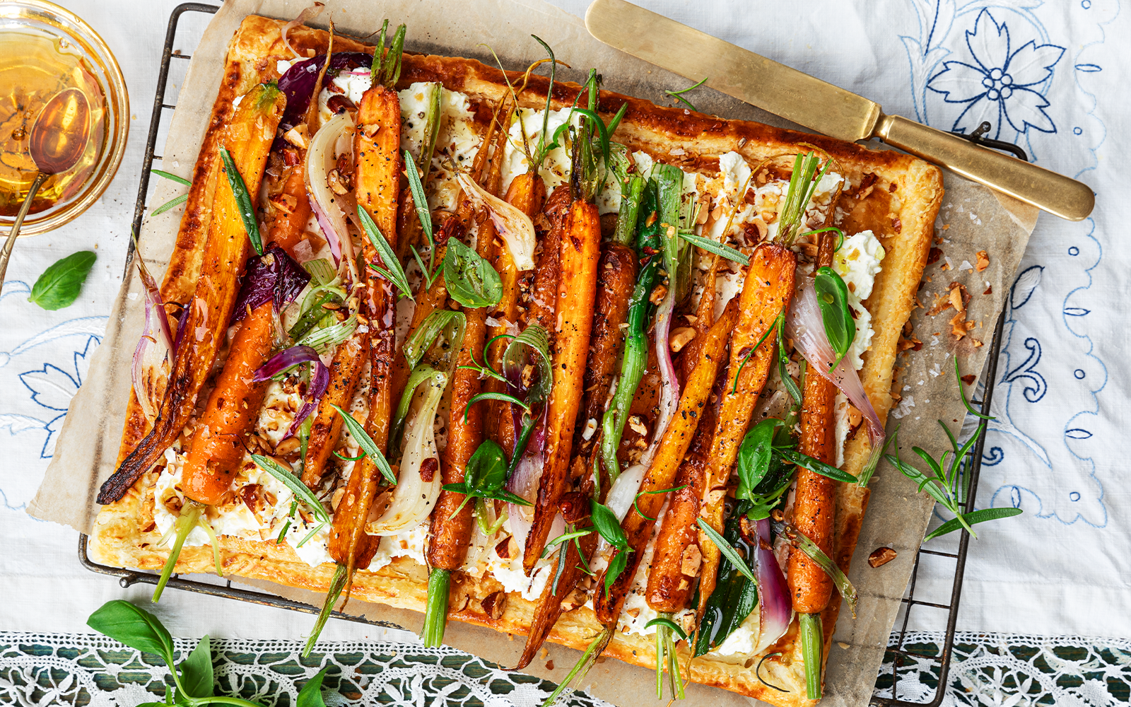 Morotsflarn med lök och fetaostkräm