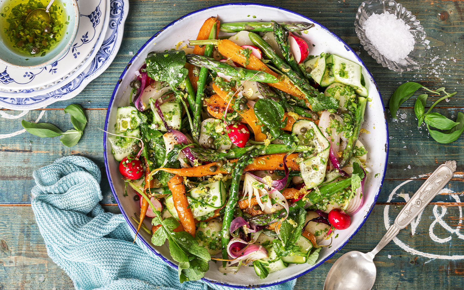 Primörsallad med grön salsa