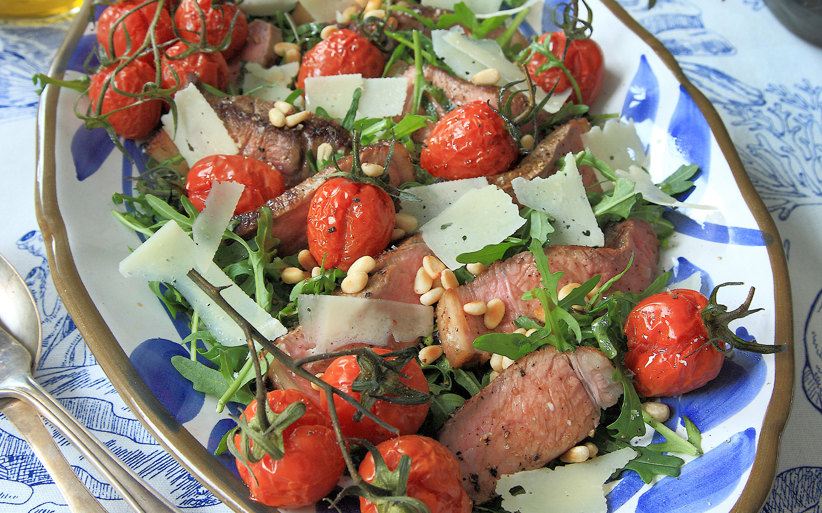 Biff tagliata med rostade tomater
