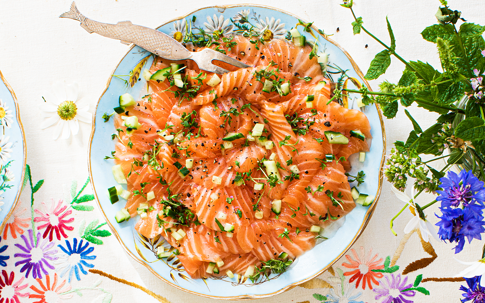 Gravad salmalax med gurka och krasse