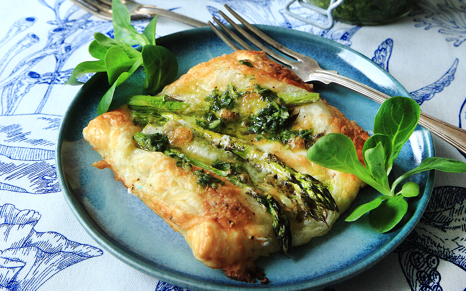 Sparrispizzette med salsa verde