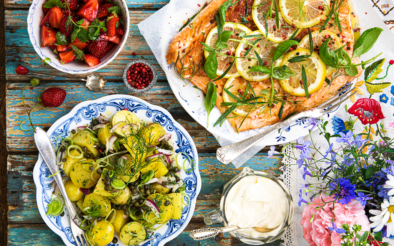 Ugnsstekt lax med jordgubbssalsa