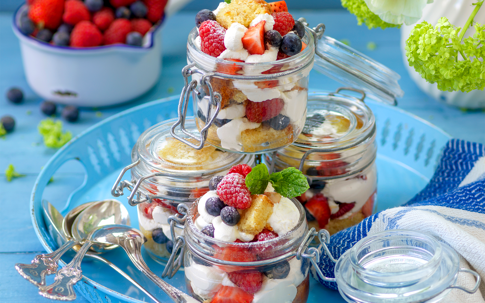 Trifle med amaretto, bär och grädde