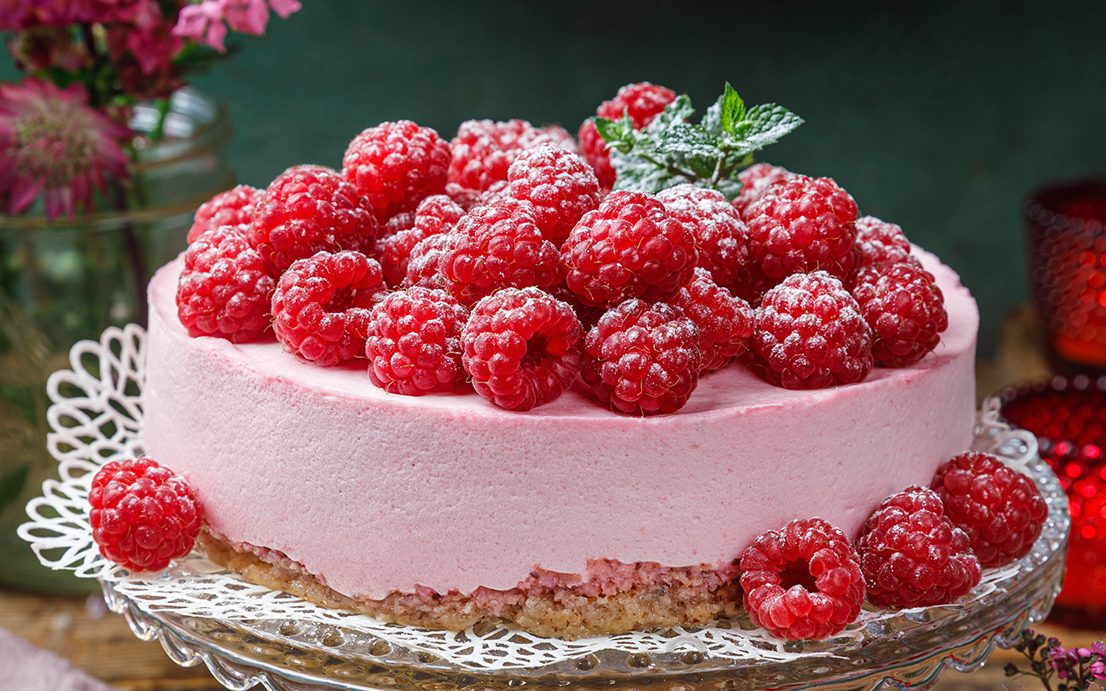 Halloncheesecake med mandelbotten