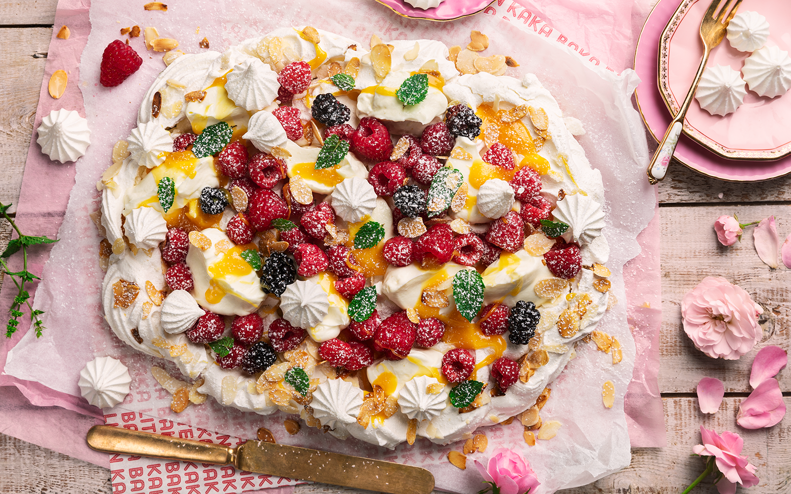 Marängtårta med bär och lemon curd