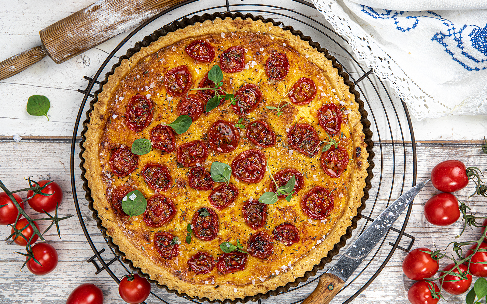 Ostpaj med rostade cocktailtomater
