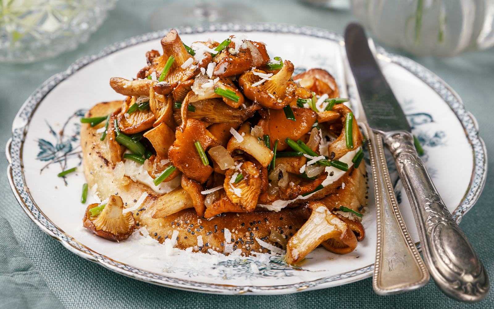 Klassisk kantarellmacka på en kvart