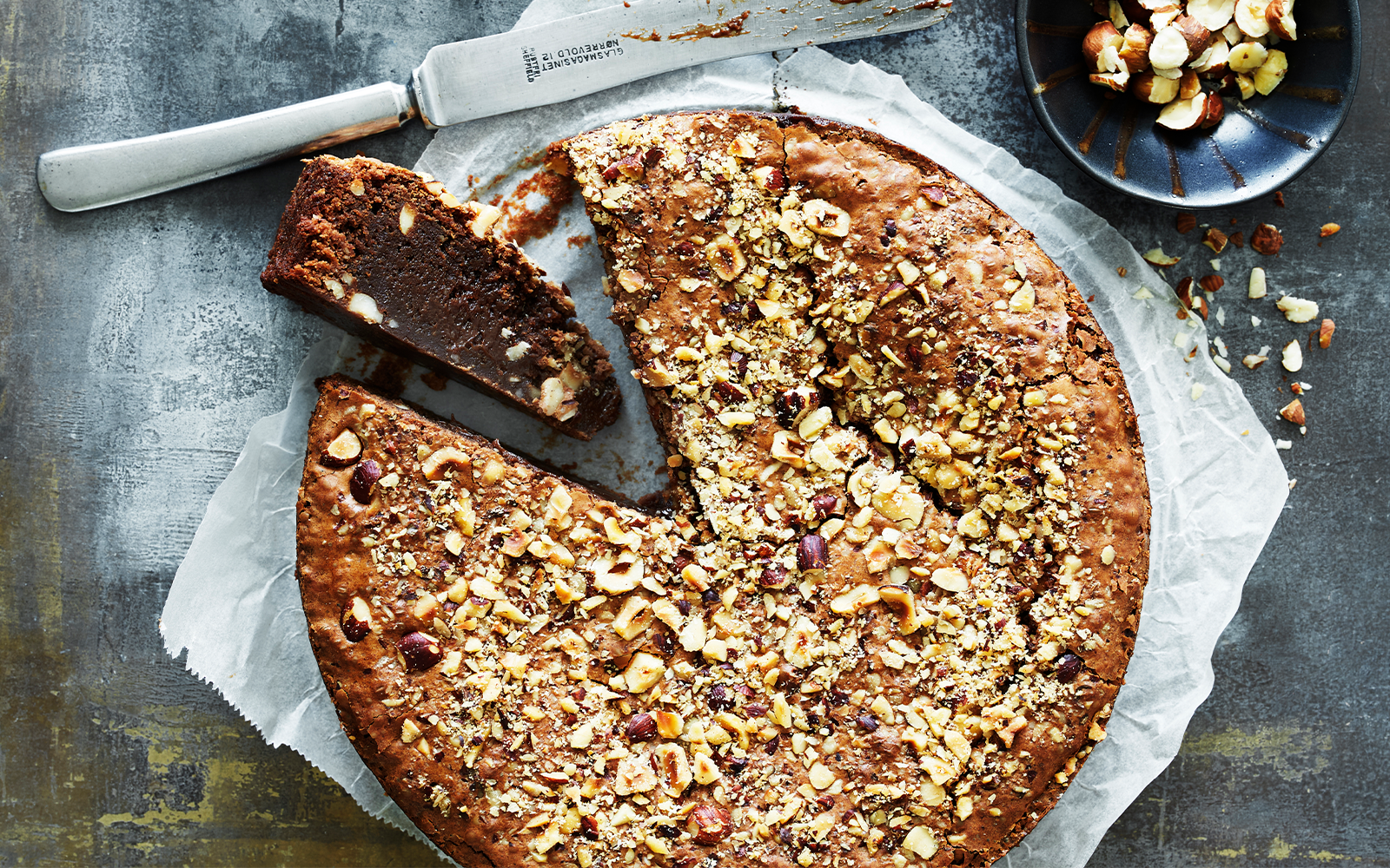 Mörk chokladkaka med hasselnötter