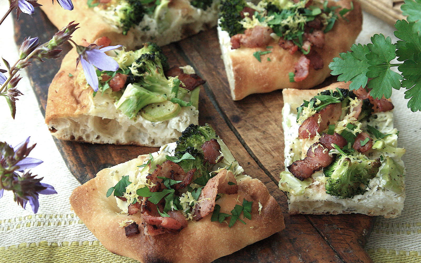 Pinsa med råstekt broccoli och bacon