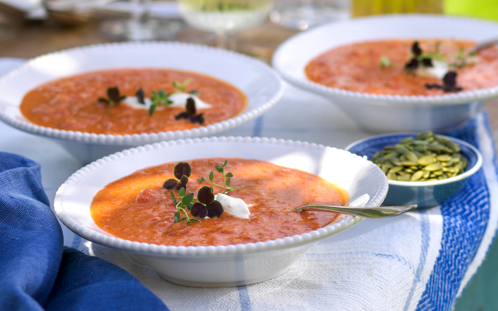 Tomatsoppa med crème fraiche-topp